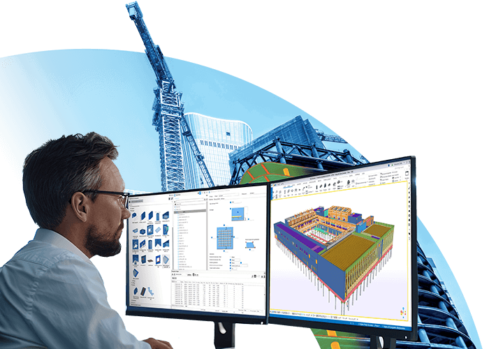 Konstrukteur arbeitet mit zwei Bildschirmen an einem Tekla-3D-Modell. Baustelle im Hintergrund.