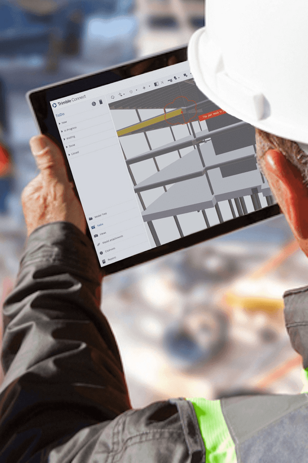 Trimble connect op tablet construction worker