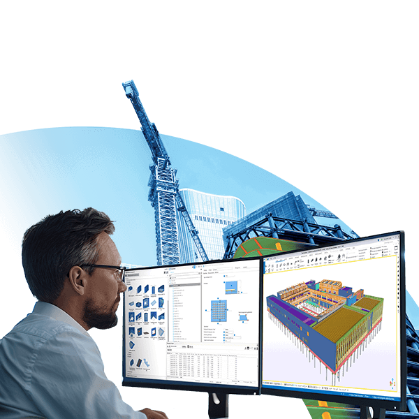 Ein Konstrukteur arbeitet an zwei Bildschirmen, auf denen ein Tekla-3D-Mmodell angezeigt werden, während im Hintergrund eine Baustelle verschwommen zu sehen ist.