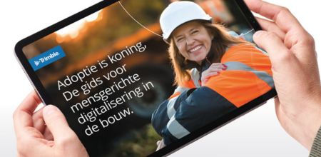 Gids voor mensgerichte digitalisering in handen van man op tablet