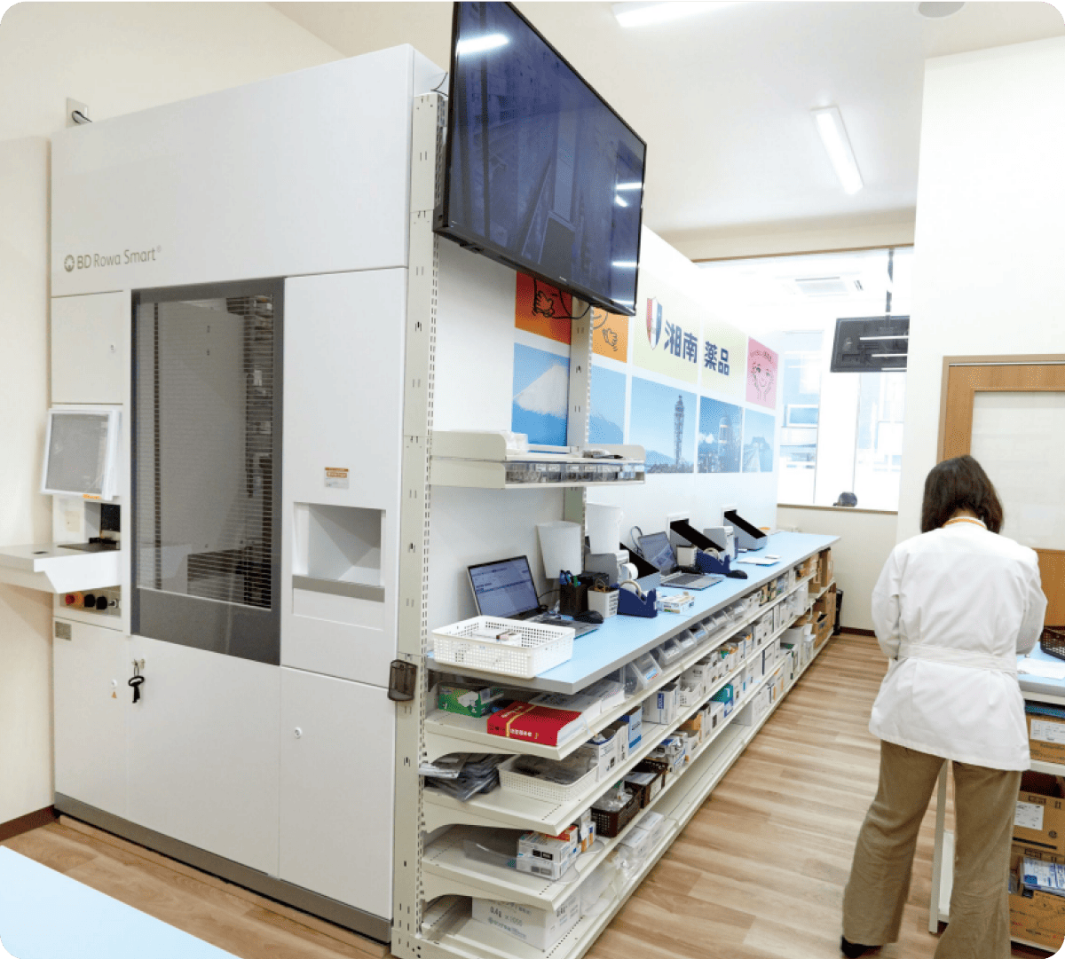 BD Rowa Smart自動調剤システムが設置された薬局の内部。