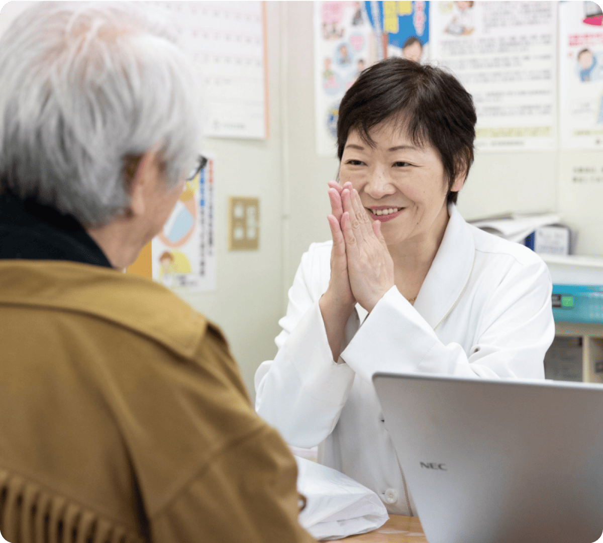 笑顔で患者と向き合う医療従事者。