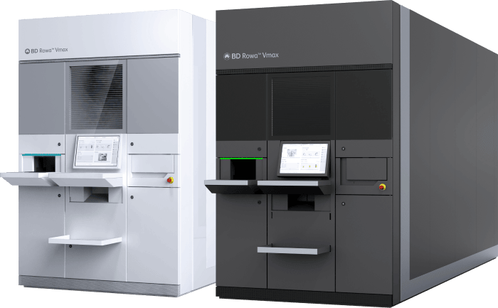 BD Rowa™ Vmaxの自動システムが2台、白とダークグレーで並んでいます。画面と複数のコンパートメントが特徴です。