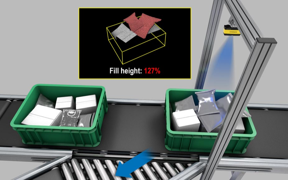 컨베이어 벨트의 녹색 용기에 담긴 패키지의 충전 높이를 모니터링하는 3D 카메라.